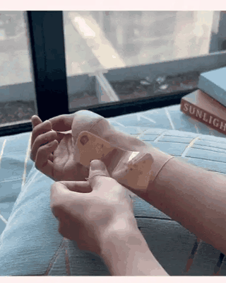 Parche aplicado en la muñeca