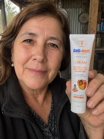 Clienta sosteniendo la crema en su casa