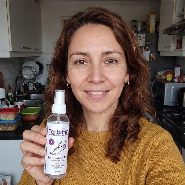 Clienta con el spray en su cocina