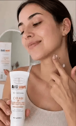 Aplicacion de la crema en el cuello, con el tubo en la mano