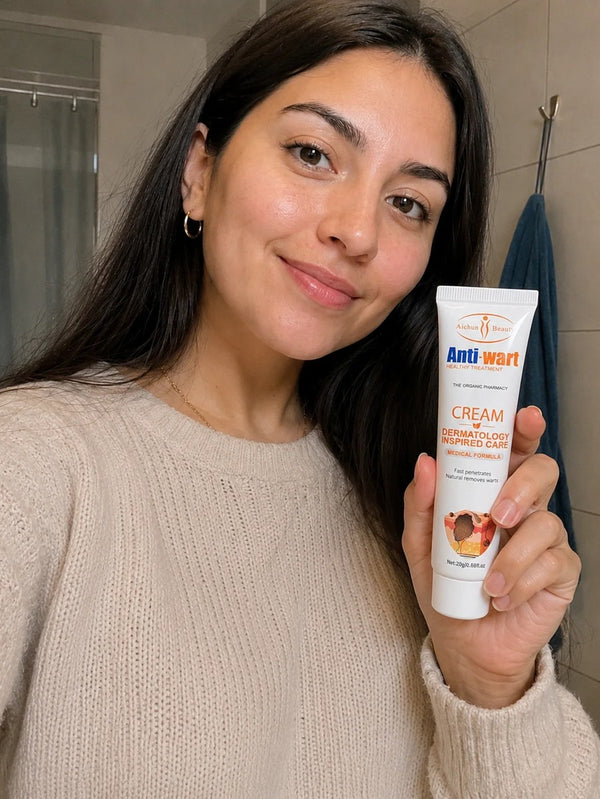Mujer con el envase de la crema en su baño