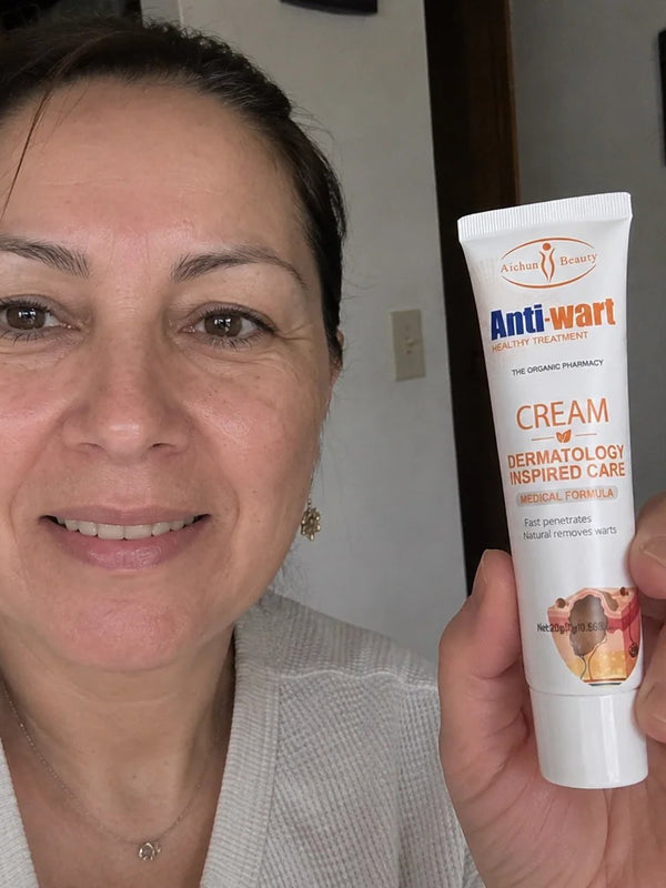 Mujer sostiene el envase de la crema en su casa