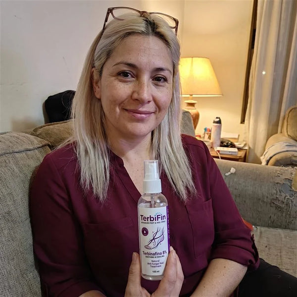 Clienta con el spray en su living