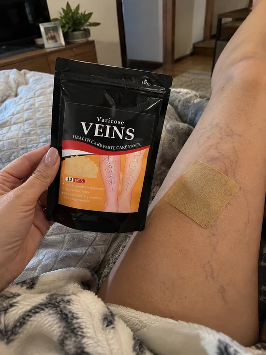 Clienta con el envase en la mano y el parche puesto, en su cama
